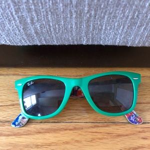 Green Ray-Ban Wayfarer
